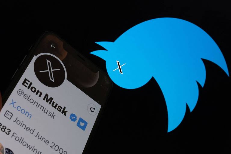 Logo antigo do Twitter, aparece de ponta-cabeça ao lado de smartphone, que mostra a conta de Elon Musk no X. O bilionário trocou sua foto de perfil para o novo logo no último dia 24