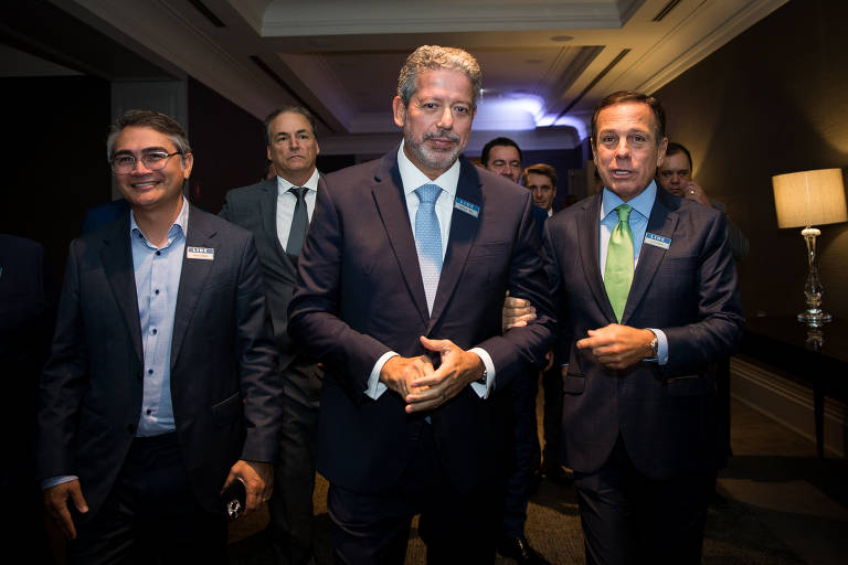 O presidente da Febraban (Federação Brasileira de Bancos), Isaac Sidney, o presidente da Câmara dos Deputados, Arthur Lira (PP-AL) e o ex-governador de São Paulo João Doria