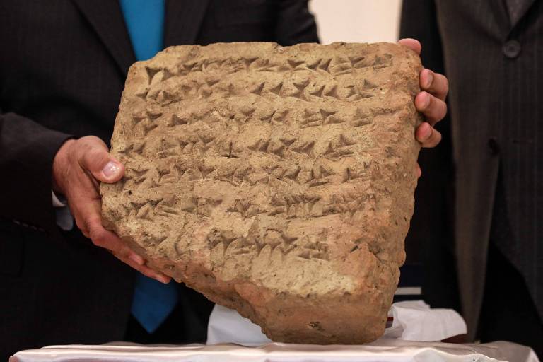 Inteligência artificial traduz textos de escrita cuneiforme de 5 mil anos;  entenda