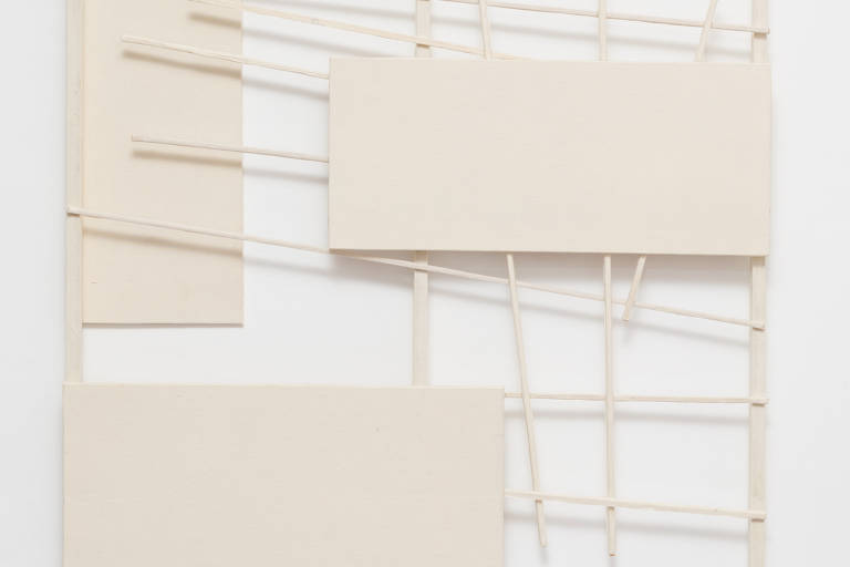 Obra Planorama #1, de Luciano Figueiredo. Retângulos brancos conectados por filetes de tela branca.