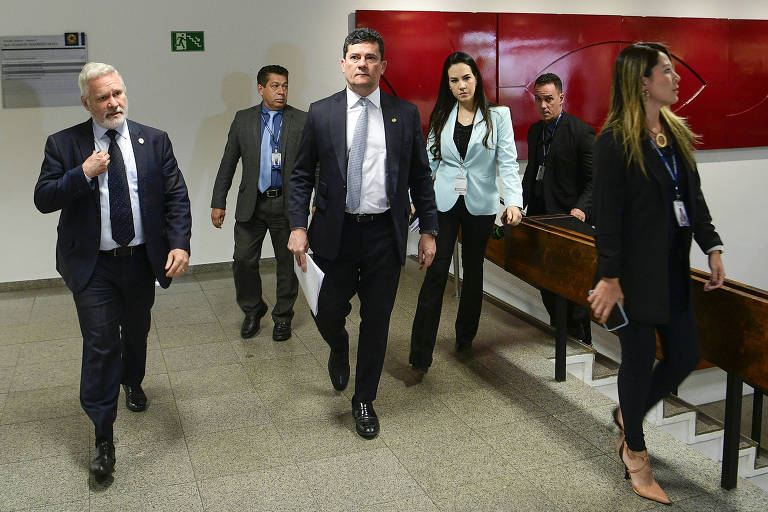 Sergio Moro usa terno e aparece cercado por assessores e policiais legislativos