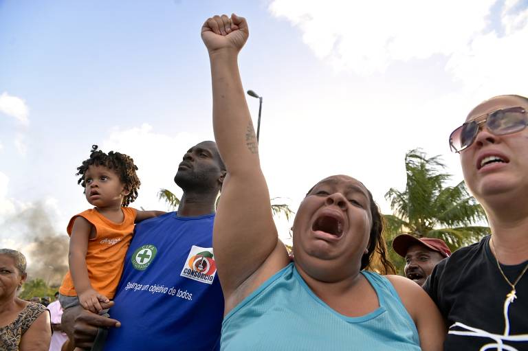 Mãe de Gabriel Silva da Conceição Júnior, 10 anos, morto após atingido por um tiro em meio a uma operação policial, protesta em rodovia em Lauro de Freitas (BA)