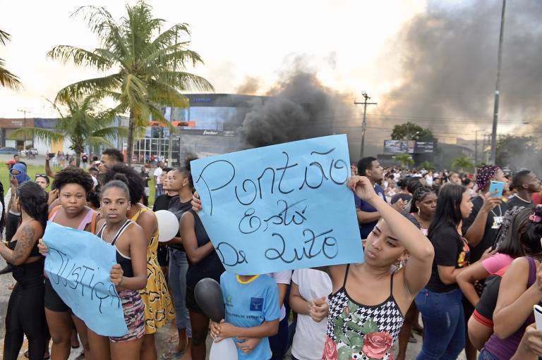 Protesto de familiares e vizinhos de Gabriel Silva da Conceição Júnior, 10 anos, morto após atingido por um tiro em meio a uma operação policial em Lauro de Freitas (BA)