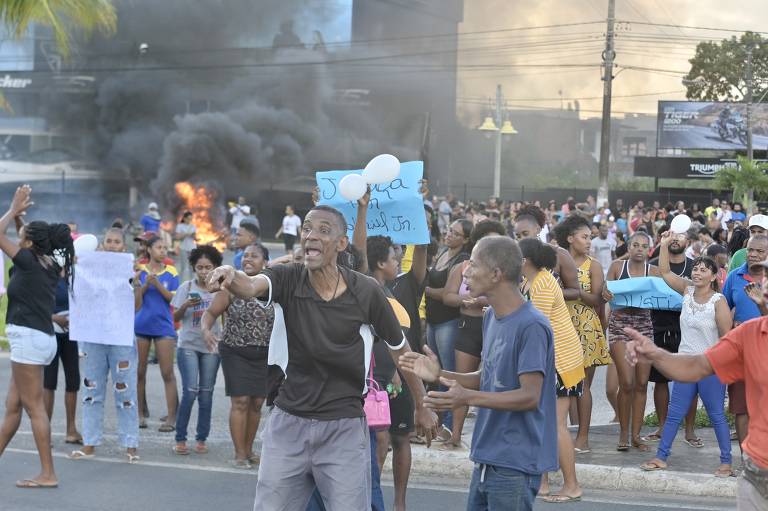 Protesto de familiares e vizinhos de Gabriel Silva da Conceição Júnior, 10 anos, morto após atingido por um tiro em meio a uma operação policial em Lauro de Freitas (BA)