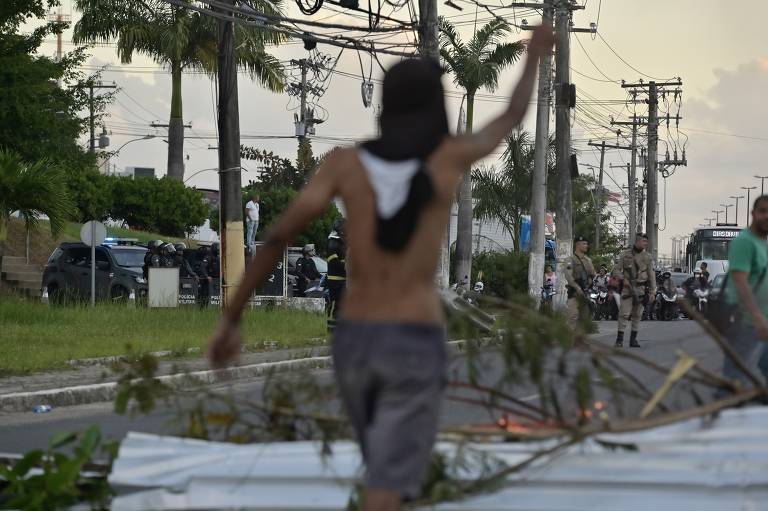Protesto de familiares e vizinhos de Gabriel Silva da Conceição Júnior, 10 anos, morto após atingido por um tiro em meio a uma operação policial em Lauro de Freitas (BA)