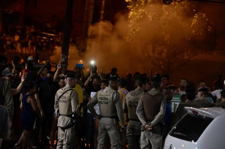 Protesto de familiares e vizinhos de Gabriel Silva da Conceição Júnior, 10 anos, morto após atingido por um tiro em meio a uma operação policial em Lauro de Freitas (BA)