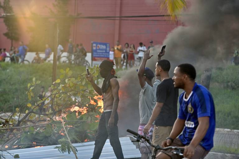 Protesto de familiares e vizinhos de Gabriel Silva da Conceição Júnior, 10 anos, morto após atingido por um tiro em meio a uma operação policial em Lauro de Freitas (BA)
