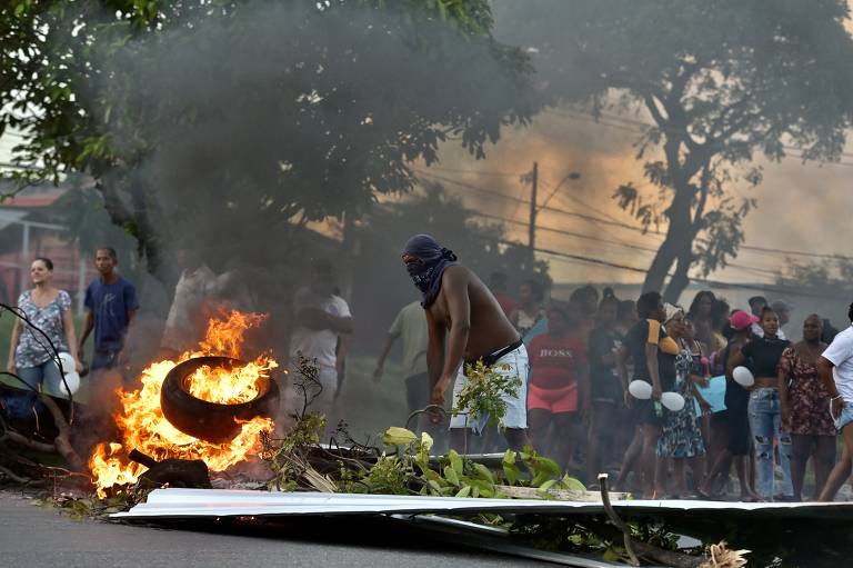 Protesto de familiares e vizinhos de Gabriel Silva da Conceição Júnior, 10 anos, morto após atingido por um tiro em meio a uma operação policial em Lauro de Freitas (BA)