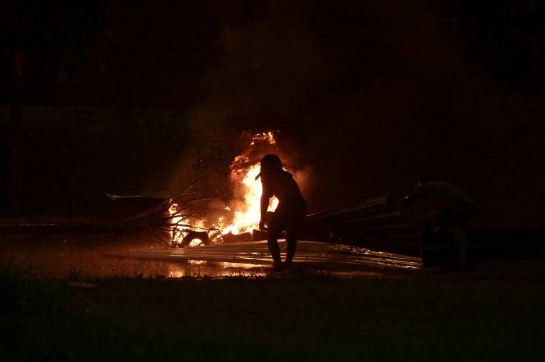 Protesto de familiares e vizinhos de Gabriel Silva da Conceição Júnior, 10 anos, morto após atingido por um tiro em meio a uma operação policial em Lauro de Freitas (BA)