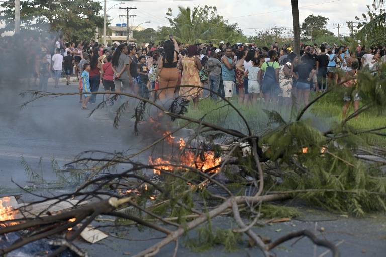 Manifestantes fecharam as duas vias da Estrada do Coco, na altura da praia de Buraquinho