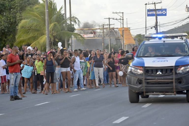 Protesto de familiares e vizinhos de Gabriel Silva da Conceição Júnior, 10 anos, morto após atingido por um tiro em meio a uma operação policial em Lauro de Freitas (BA)
