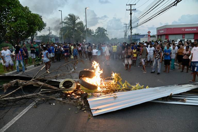 Manifestantes fecharam as duas vias da Estrada do Coco, na altura da praia de Buraquinho
