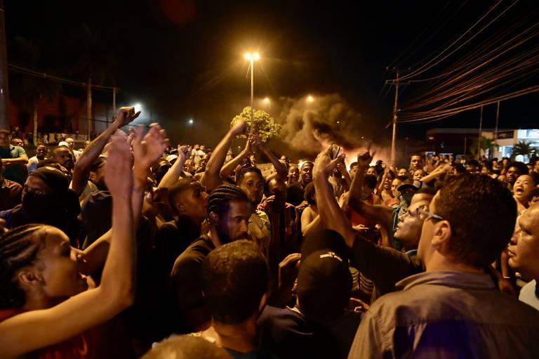 Manifestantes fecharam as duas vias da Estrada do Coco, na altura da praia de Buraquinho