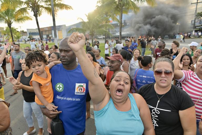 Protesto de familiares e vizinhos de Gabriel Silva da Conceição Júnior, 10 anos, morto após atingido por um tiro em meio a uma operação policial em Lauro de Freitas (BA)