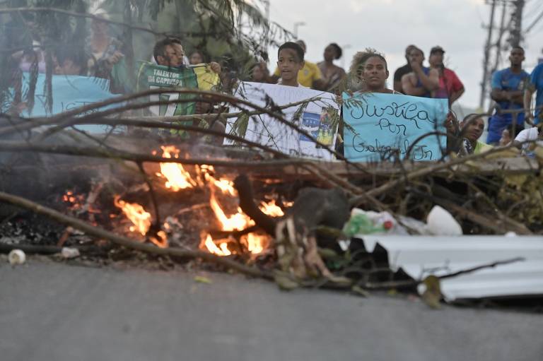 Manifestantes fecharam as duas vias da Estrada do Coco, na altura da praia de Buraquinho