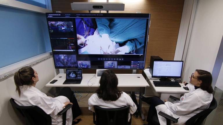 Cirurgia cardíaca em criança sendo acompanhada em tempo real por especialistas do Incor, em São Paulo