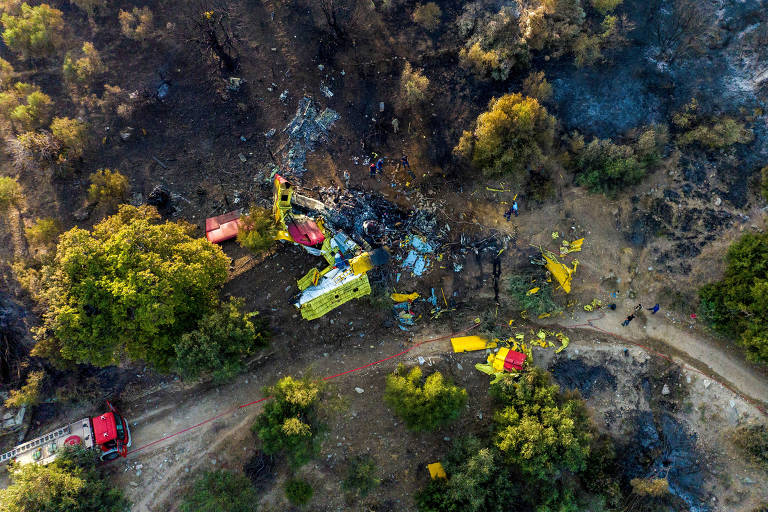 Avião que combatia incêndio florestal na Grécia cai e explode; veja vídeo
