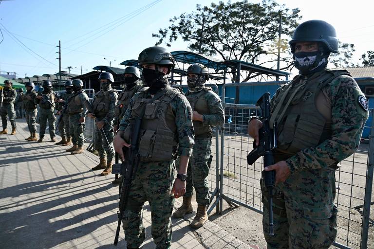 Forças militares montam guarda do lado de fora da Penitenciária do Litoral, palco de novos confrontos entre detentos de gangues rivais em Guayaquil