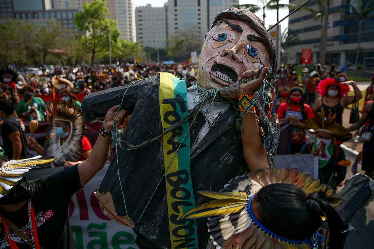 Boneco de Jair Bolsonaro, com uma faixa escrito "Fora Bolsonaro", em uma manifestação de mulheres indígenas