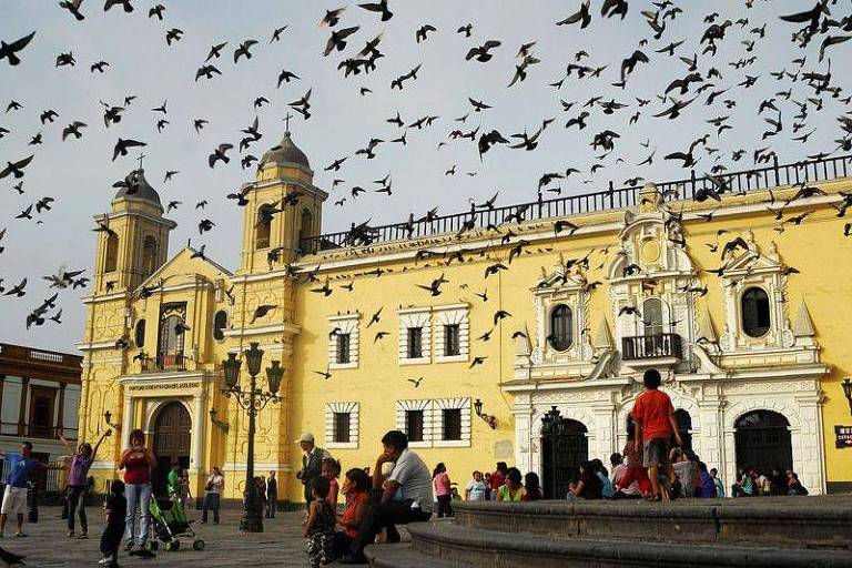 O convento de São Francisco de Assis é um dos edifícios mais importantes do centro da capital peruana