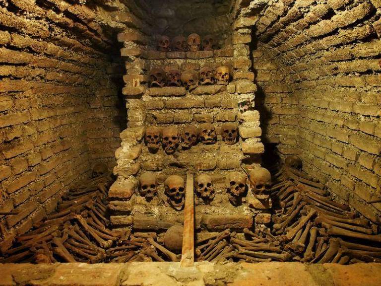 O labirinto de galerias repletas de ossos humanos sob o centro da capital peruana pode causar calafrios nos visitantes mais sensíveis