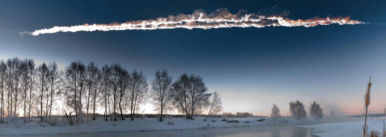 Imagem de um meteoro riscando o céu acima de Chelyabinsk, na Rússia, em 2013. O cientista americano Avi Loeb alegou que, ao contrário desse evento, a bola de fogo de 2014 no Pacífico veio de um objeto interestelar
