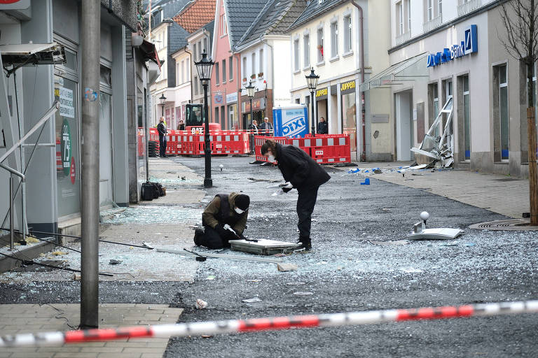 Policiais investigam cena de crime após ataque a caixas eletrônicos em Ratingen, na Alemanha