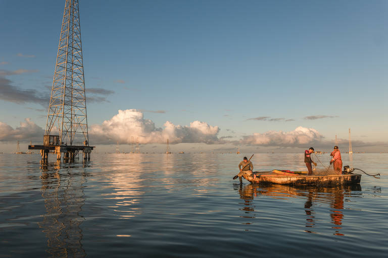 David Colina, à direita, pesca com o filho e um sobrinho no lago Maracaibo
