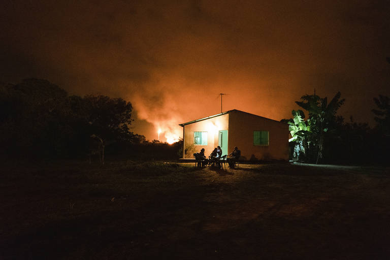 Casa iluminada por explosões de poços de petróleo em Punta de Mata, na Venezuela