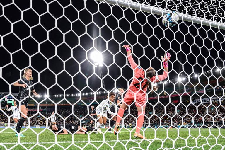A goleira Essen, da Nova Zelândia, pula mas não evita gol na vitória por 1 a 0 das Filipinas na Copa do Mundo, em Wellington