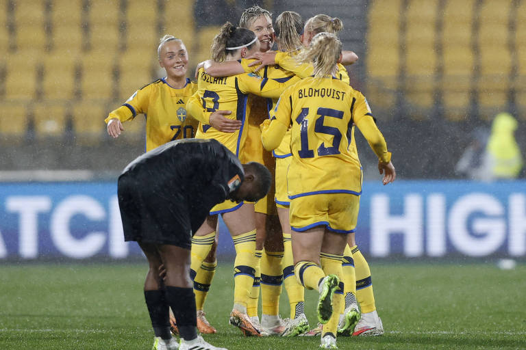 Jogadoras suecas, vestidas de amarelo, festejam abraçadas a vitória por 2 a 1 sobre a África do Sul na fase de grupos da Copa do Mundo da Oceania