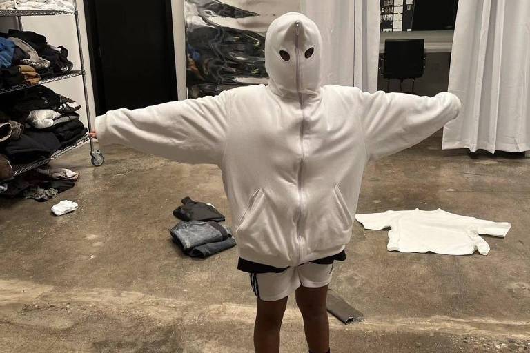 Kanye West é criticado por vestir filha de 10 anos com roupas que lembram Ku Klux Klan