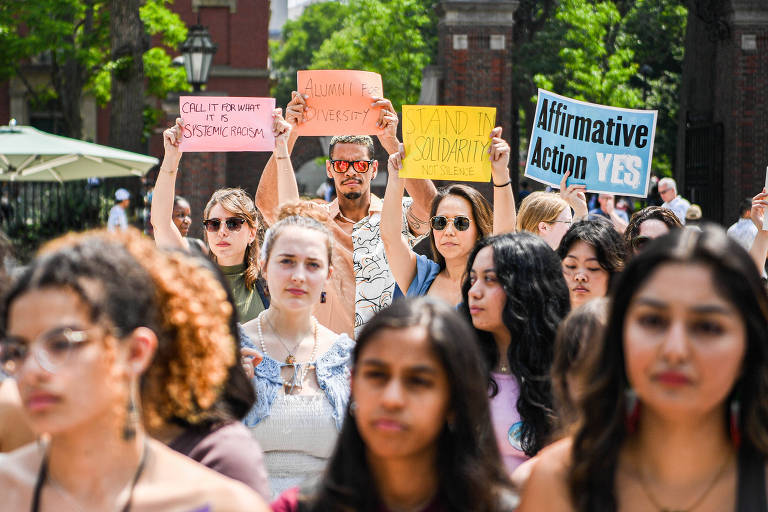 Manifestantes no campus de Harvard protestam contra a decisão da Suprema Corte dos EUA contrária a ações afirmativas em universidades