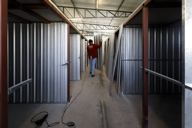 É possível armazenar documentos, móveis, estoque de mercadorias, objetos pessoais, decorações, coleções, vinhos, instrumentos musicais, entre outros