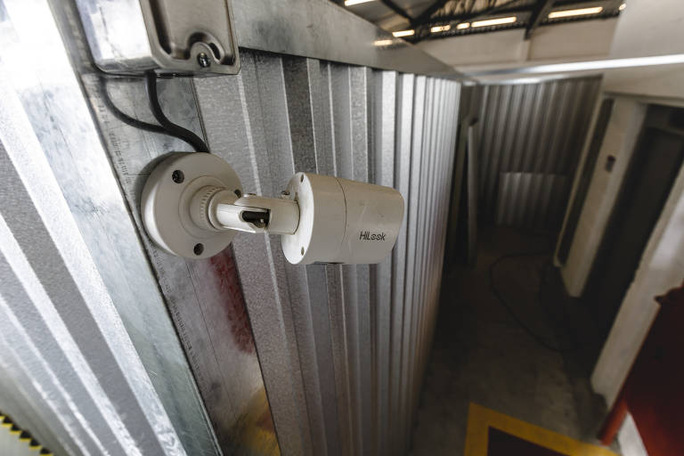 Câmeras nos corredores de um self storage estão entre os itens de segurança nos espaços de armazenamento