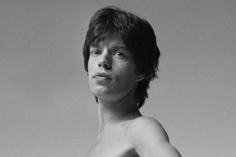 Keith Richards, dos Rolling Stones, posa sem camisa olhando para a câmera, nos anos 1970