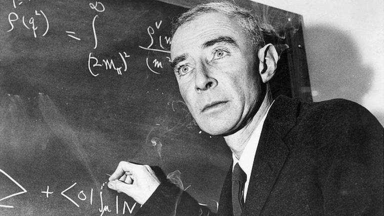 Físico Robert Oppenheimer escreve fórmulas matemáticas em uma lousa