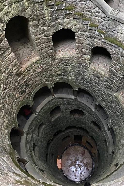 Poço iniciático, com 27 metros de profundidade e uma escadaria em espiral; lugar ganhou esse nome por sua possível associação a ritos da maçonaria
