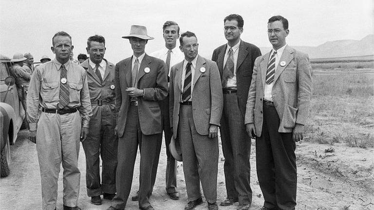 Oppenheimer (terceiro, da esquerda para a direita) posa com seus colegas cientistas perto do Novo México, nos Estados Unidos, onde foi detonada a primeira bomba atômica