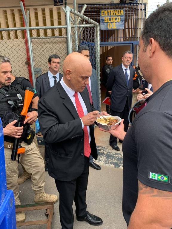 No dia 6 de março, Moraes visitou a Penitenciária Feminina do Distrito Federal, onde estão mulheres detidas pelos ataques golpistas; ele conversou com as presas e inspecionou a comida oferecida a elas