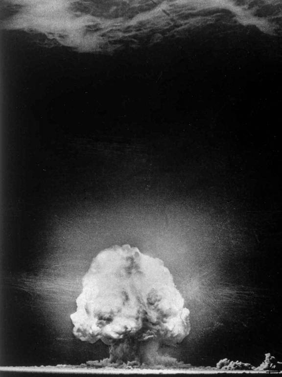 A nuvem de cogumelo causada pelo teste nuclear Trinity, em 16 de julho de 1945, cuja radiação se espalhou pelos EUA, Canadá e México