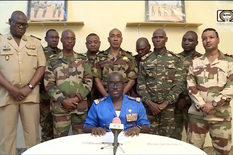 Militares no Níger, com Amadou Adramane à frente, fazem pronunciamento em rede nacional de TV para anunciar a deposição do presidente