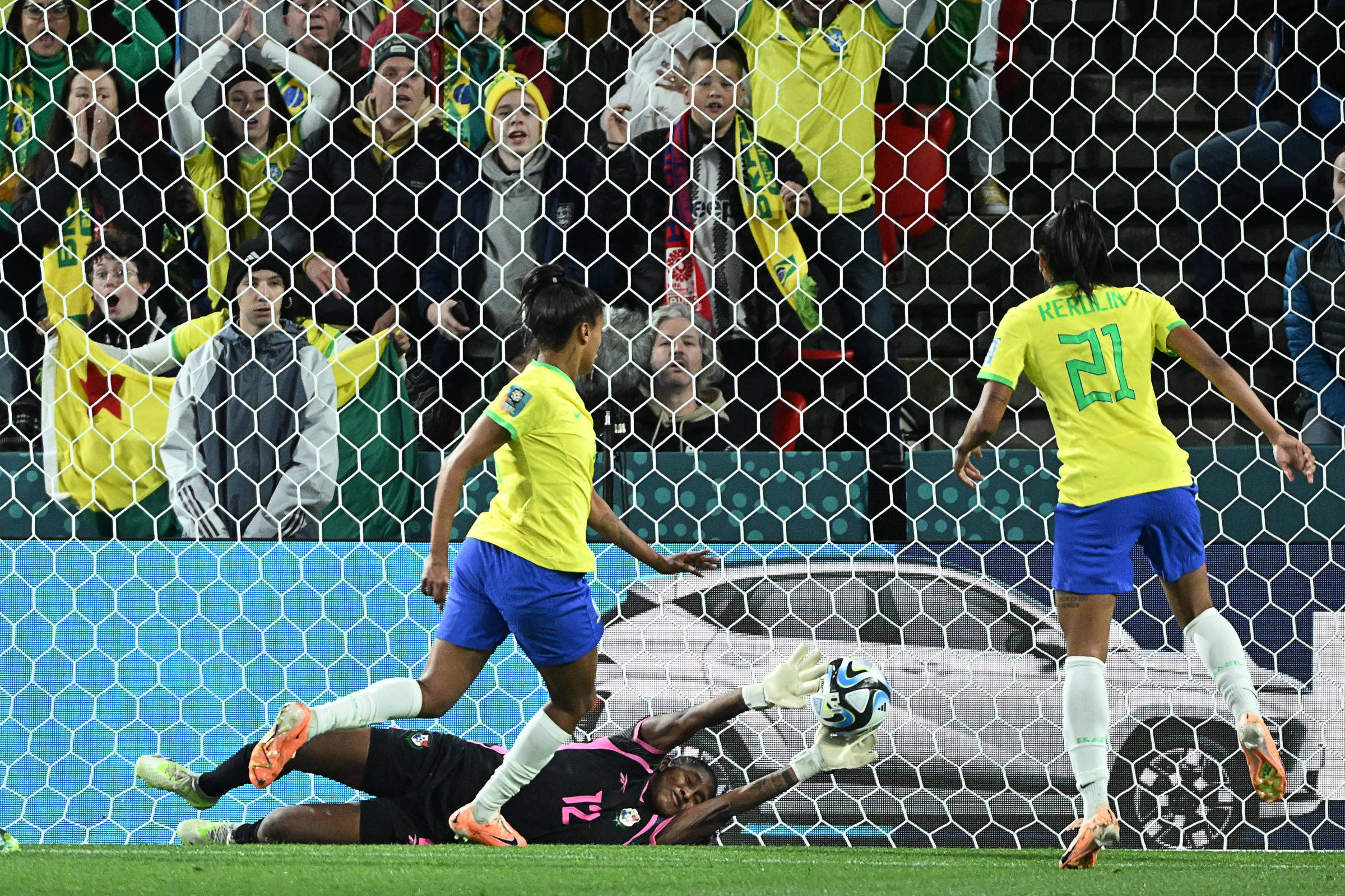 Foto De Homens Jogando Futebol Durante O Dia · Foto profissional gratuita