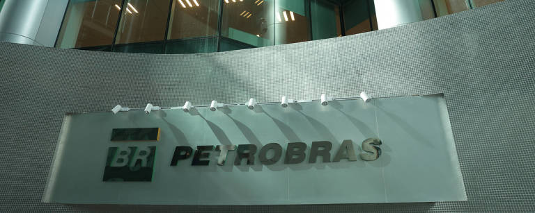 Logo da Petrobras em frente a um prédio no Rio de Janeiro