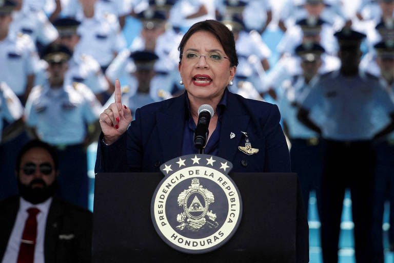 Com militares perfilados atrás dela, a presidente de Honduras, Xiomara Castro, discursa durante a cerimônia de aniversário da Força Aérea de Honduras na Base Aérea de Hernan Acosta, em Tegucigalpa