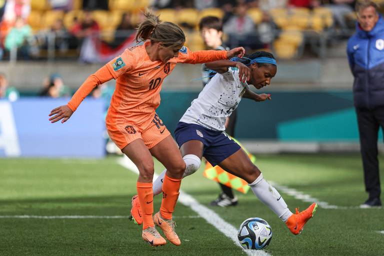 A holandesa Danielle van de Donk disputa bola com a norte-americana Crystal Dunn durante empate entre as duas seleções