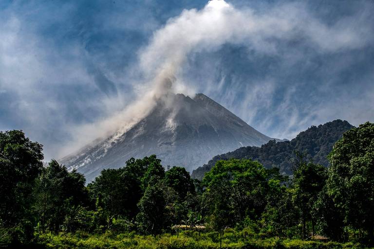 Homenagem a Marielle no Rio e monte Merapi em erupção na Indonésia; veja fotos de hoje