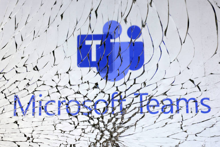 Logo da Microsoft Teams aparece atrás de um vidro quebrado