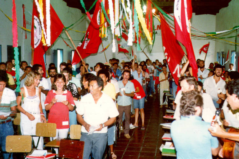 Em maio de 1990, o MST organiza o segundo Congresso Nacional, em
Brasília; sentindo a repressão do governo Collor, o movimento decide buscar apoio nas cidades