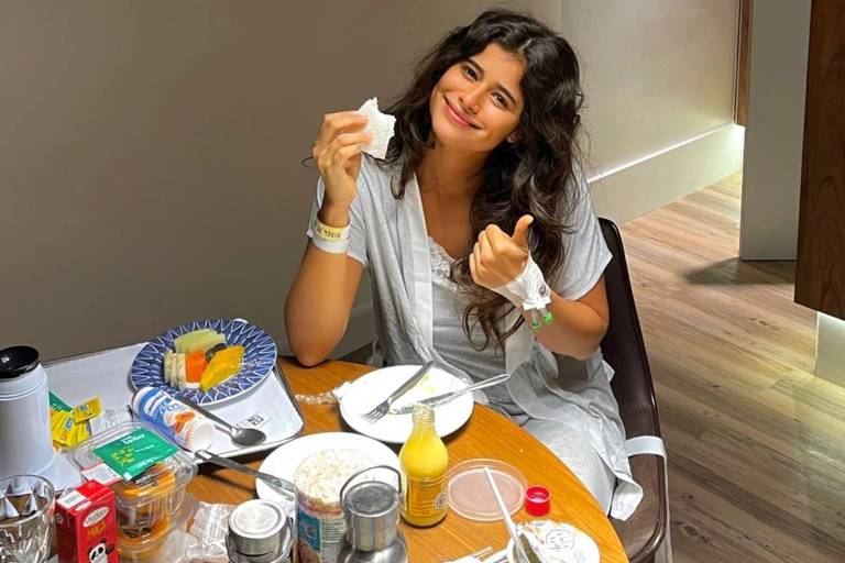 'Estou melhor a cada dia', escreve Isadora Cruz nas redes sociais, onde aparece de camisola hospitalar e tomando café da manhã